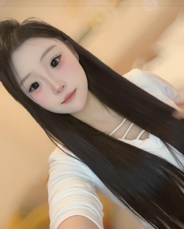 00后肤白美媚