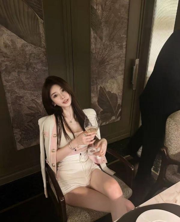 大胸长腿网红款妹妹