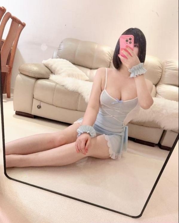 肤白短发大胸妹子