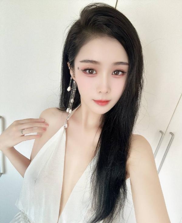 气质迷人小妖精萱萱