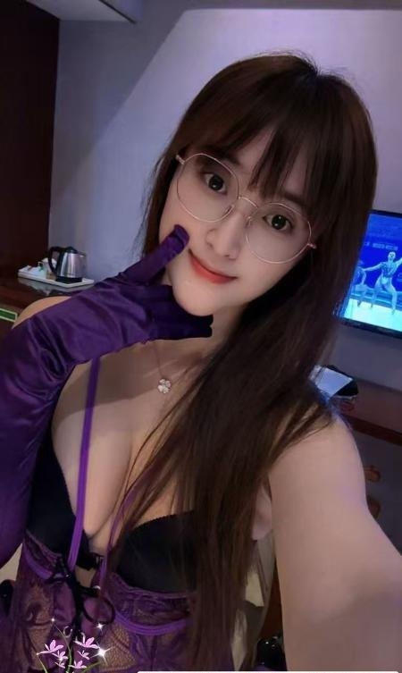 热辣白虎大长腿美眉