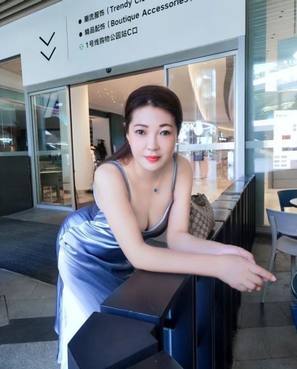 丰满翘臀小骚姐姐 2 丰满翘臀小骚姐姐