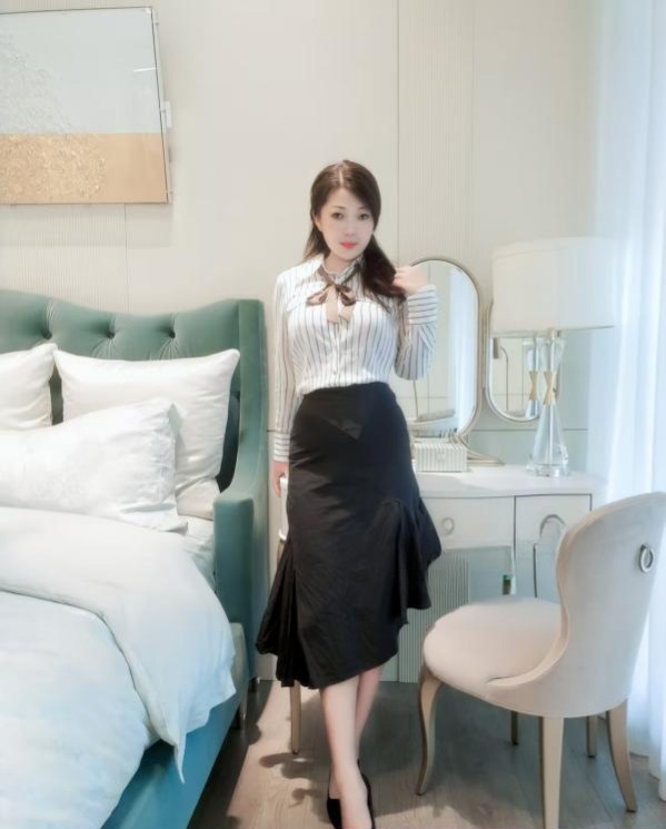 丰满翘臀小骚姐姐 1 丰满翘臀小骚姐姐